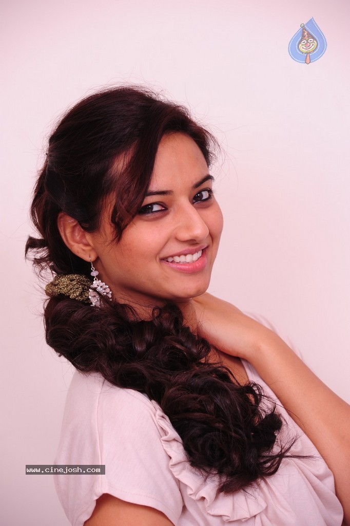 Isha Chawla New Pics - 72 / 87 photos
