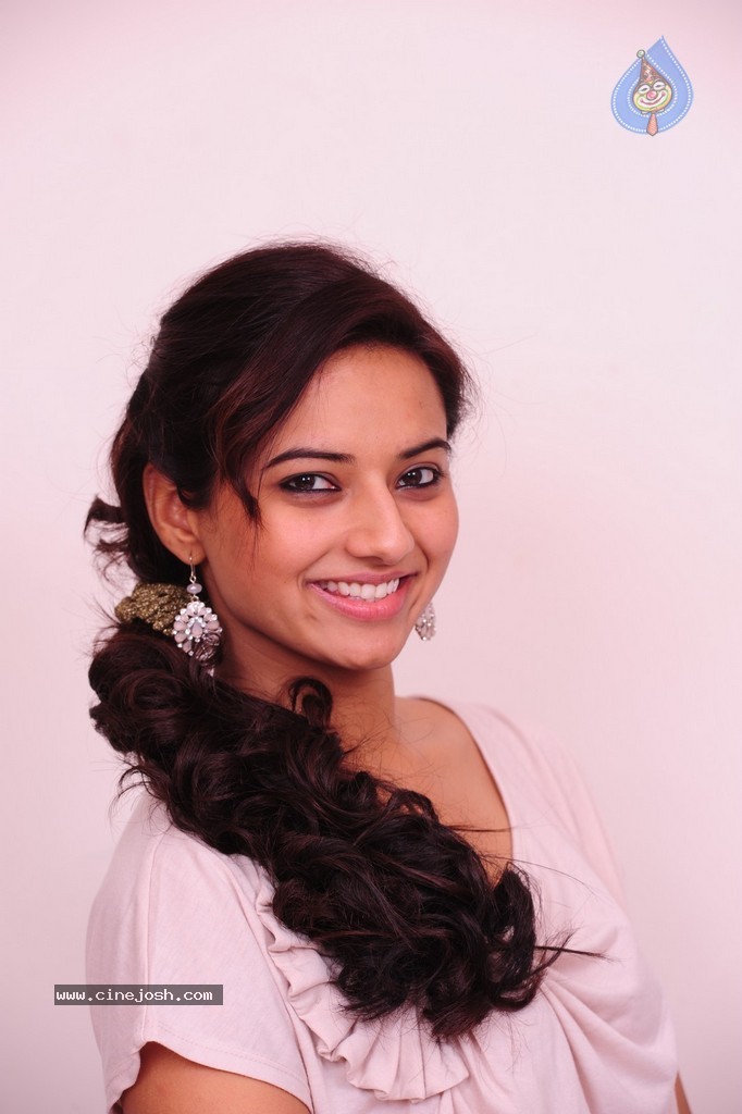 Isha Chawla New Pics - 83 / 87 photos