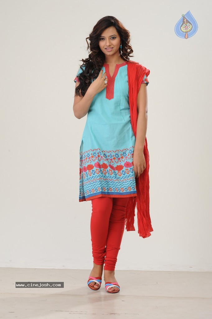 Isha Chawla New Pics - 5 / 42 photos