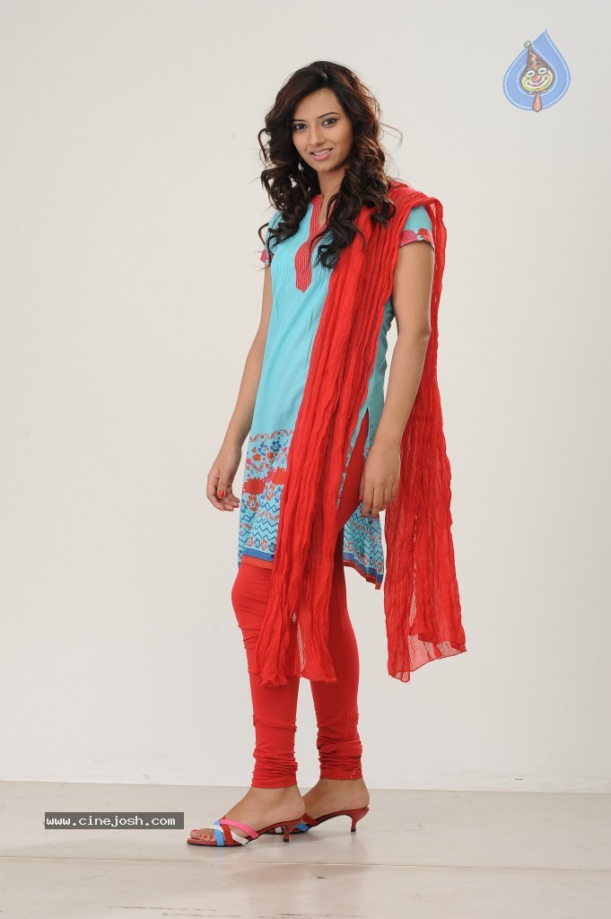 Isha Chawla New Pics - 8 / 42 photos