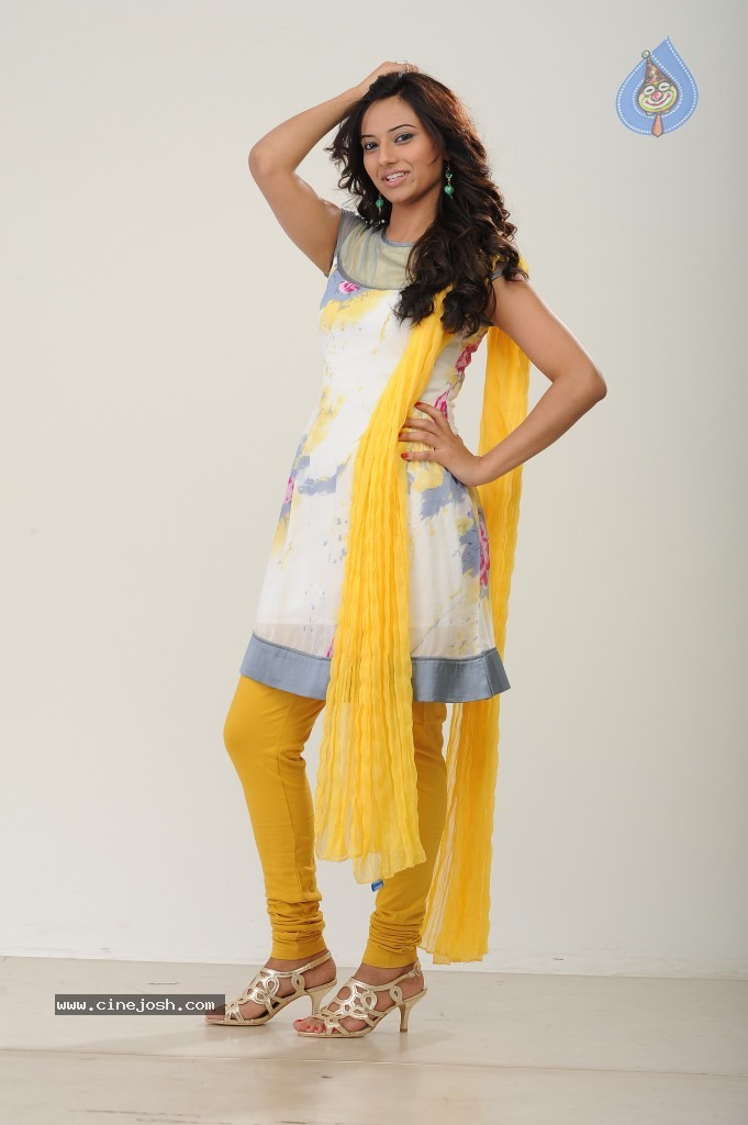 Isha Chawla New Pics - 22 / 42 photos