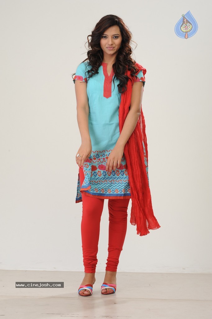 Isha Chawla New Pics - 25 / 42 photos
