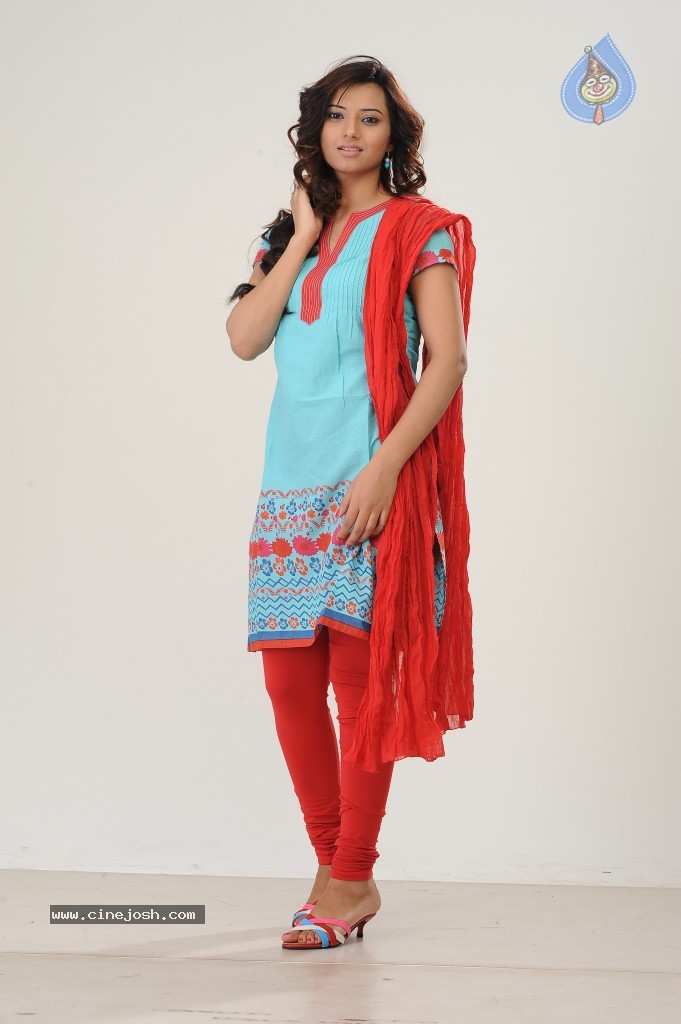 Isha Chawla New Pics - 29 / 42 photos