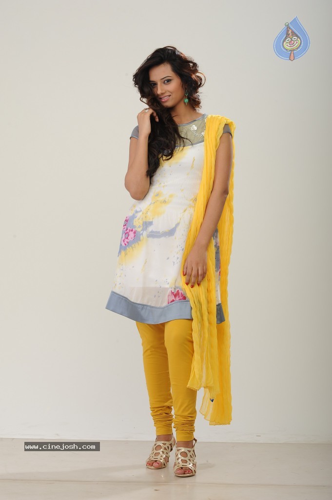 Isha Chawla New Pics - 38 / 42 photos