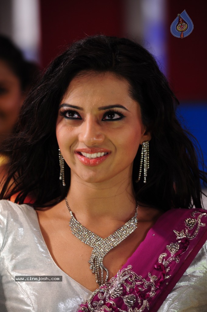 Isha Chawla New Pics - 24 / 31 photos