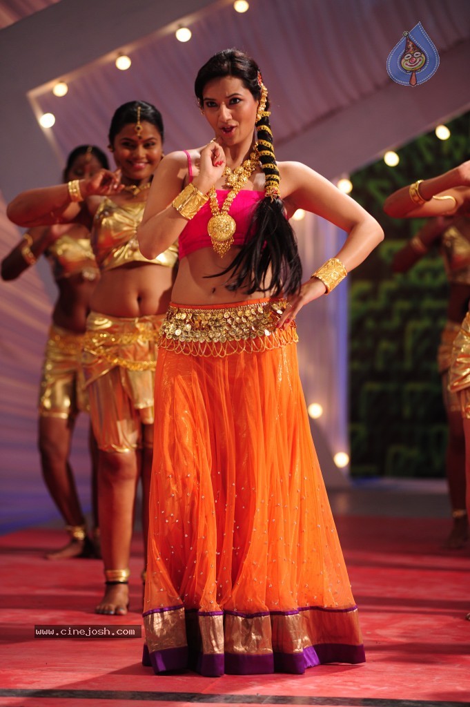 Isha Chawla New Spicy Gallery - 8 / 78 photos