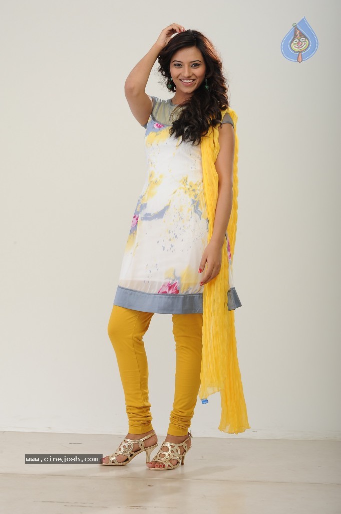 Isha Chawla Photo Gallery - 32 / 133 photos