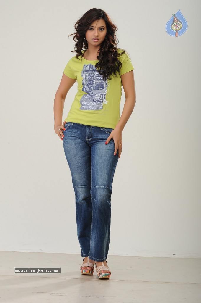 Isha Chawla Photo Gallery - 119 / 133 photos