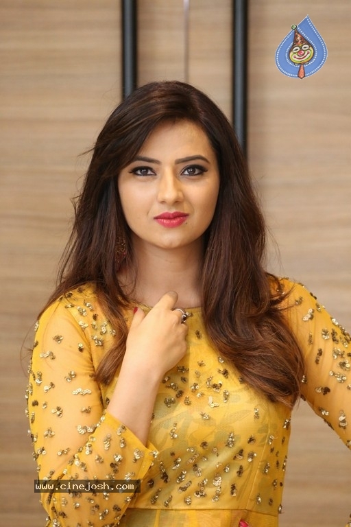 Isha Chawla Photos - 14 / 18 photos