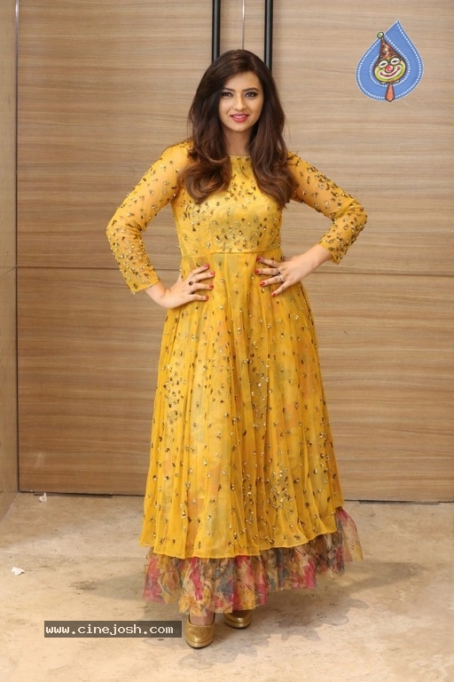 Isha Chawla Photos - 15 / 18 photos