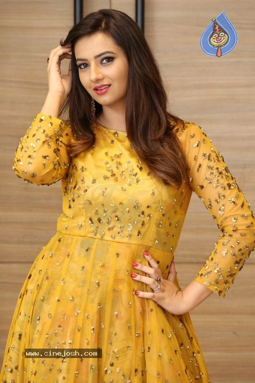 Isha Chawla Photos - 16 / 18 photos