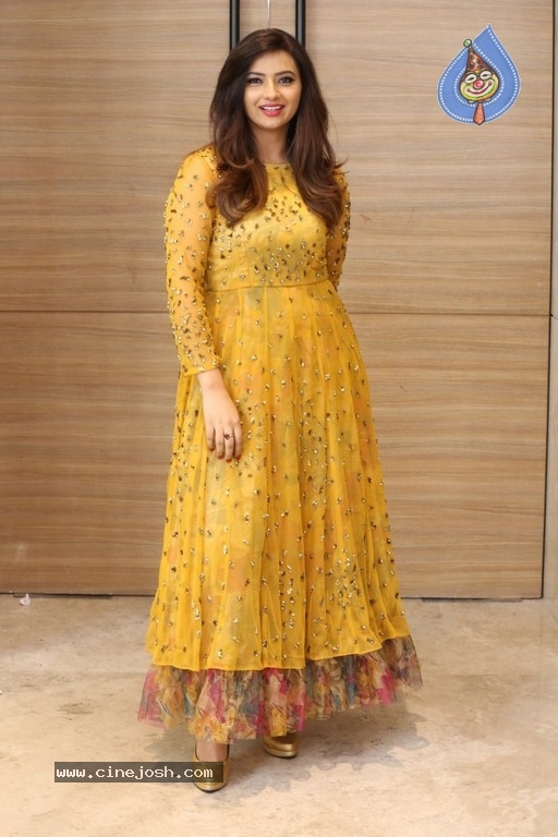 Isha Chawla Photos - 17 / 18 photos