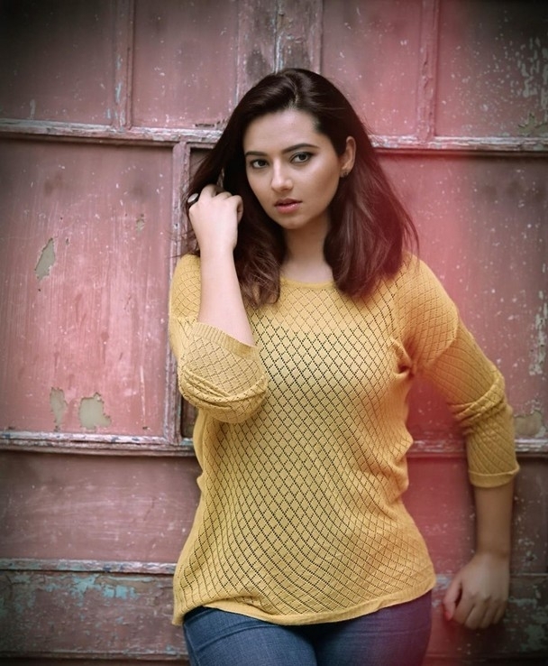 Isha Chawla Stills - 10 / 16 photos