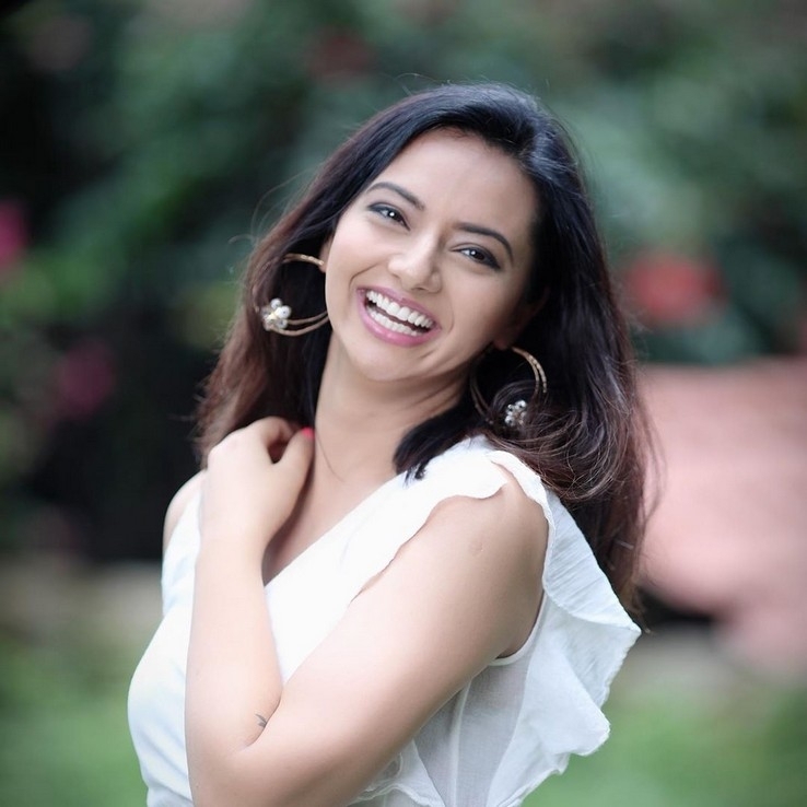 Isha Chawla Stills - 12 / 16 photos