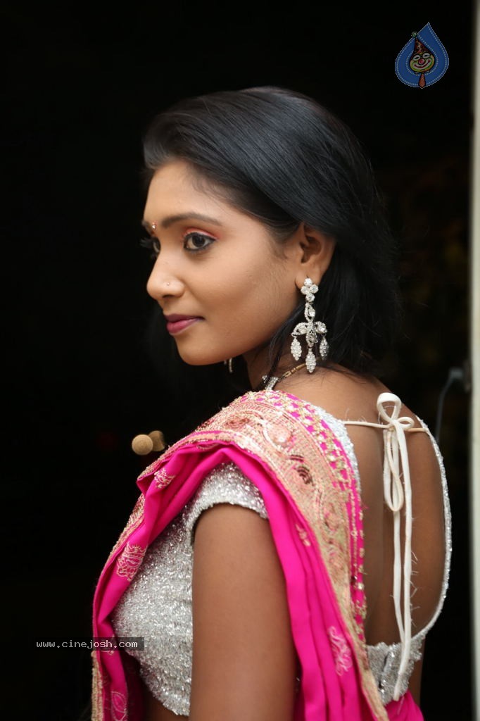 Isha Hot Stills - 20 / 76 photos