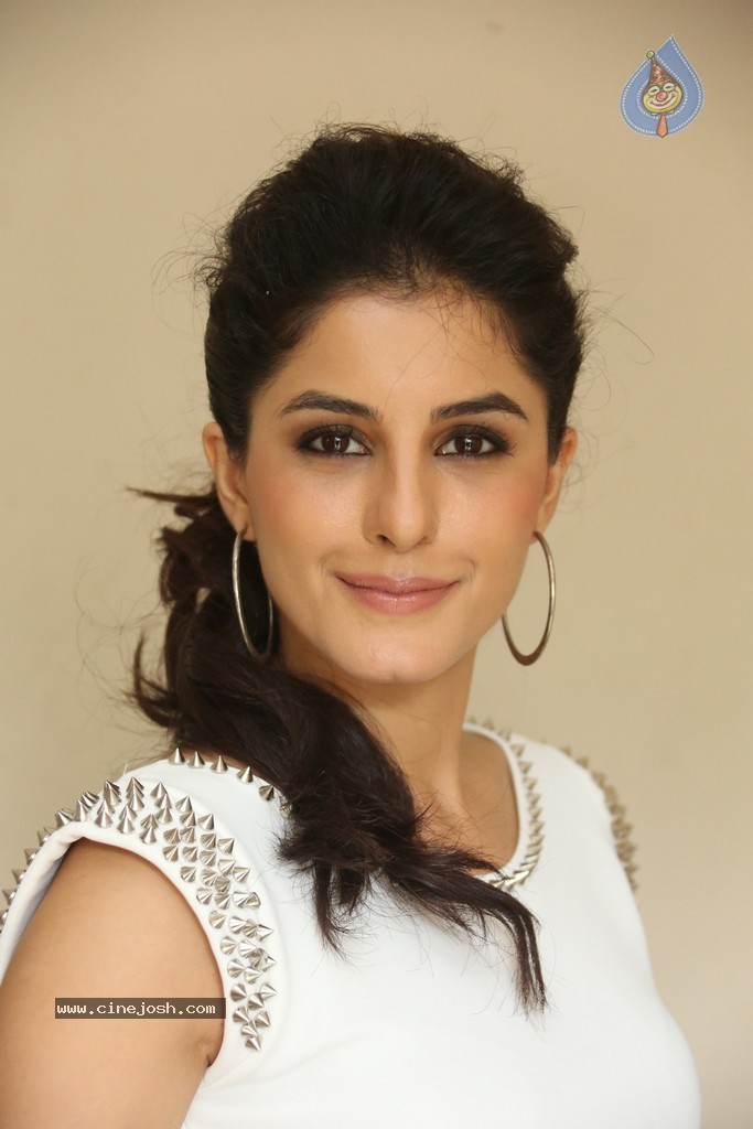 Isha Talwar Latest Photos - 27 / 97 photos