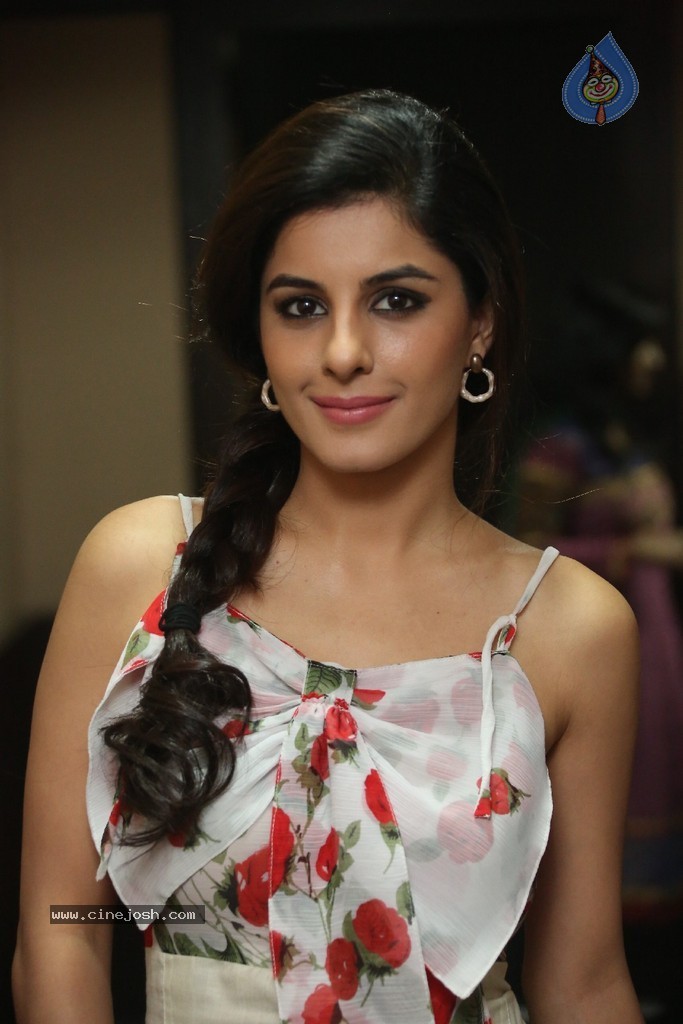 Isha Talwar Latest Pics - 21 / 63 photos