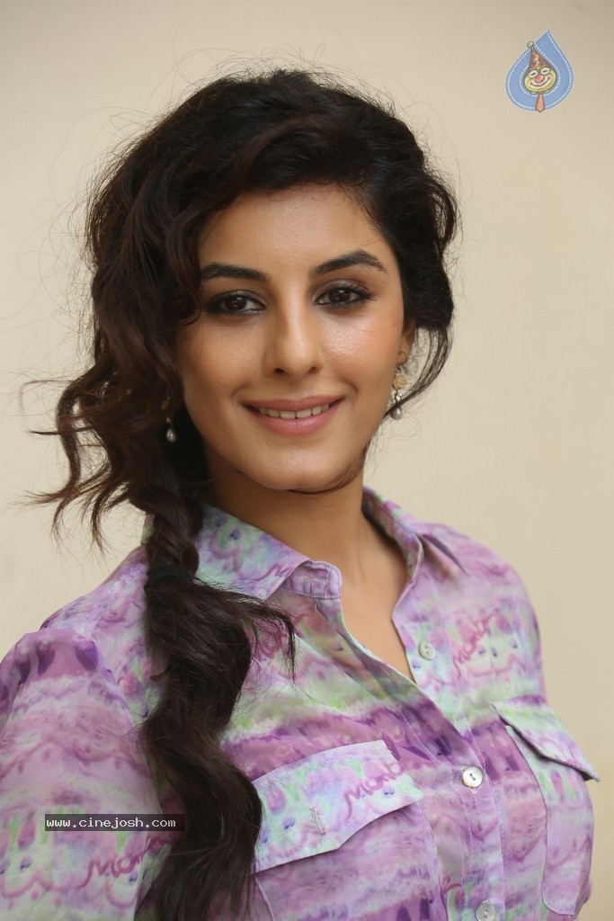 Isha Talwar New Pics - 22 / 86 photos