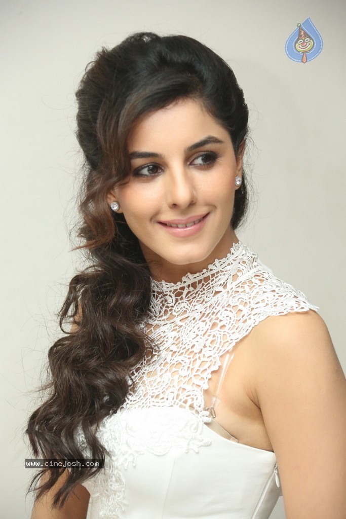 Isha Talwar Pics - 15 / 107 photos