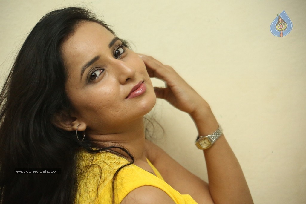 Ishika Singh Latest Pics - 18 / 118 photos