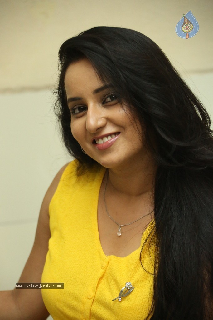 Ishika Singh Latest Pics - 34 / 118 photos