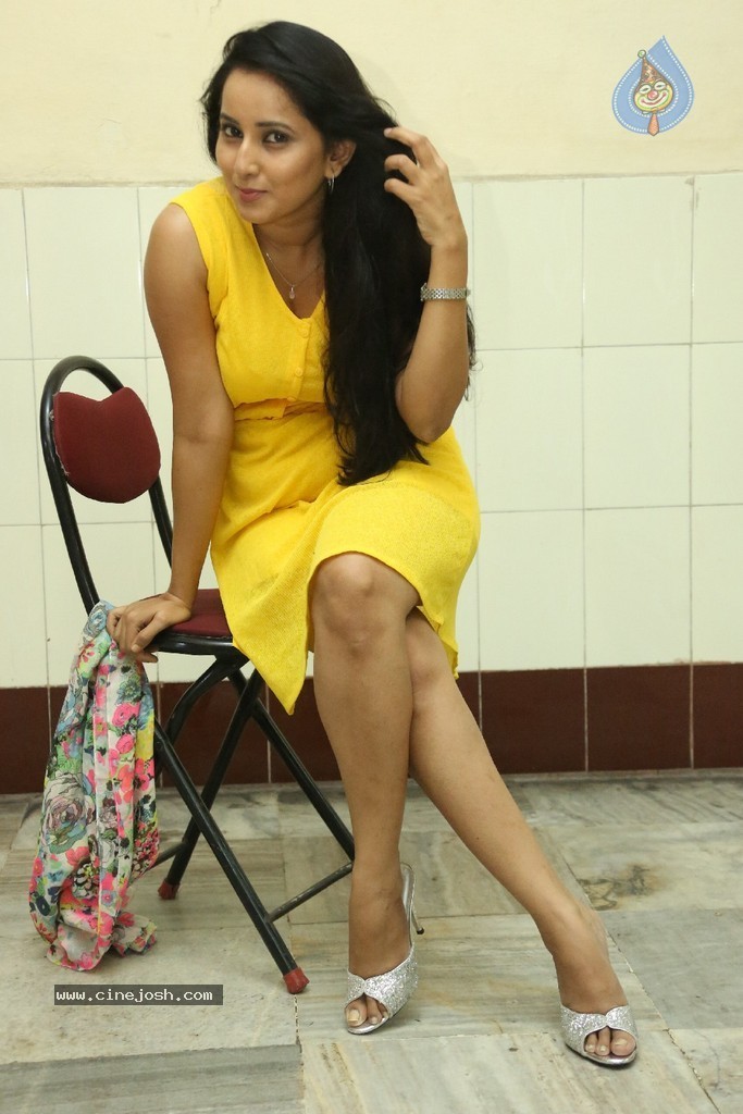 Ishika Singh Latest Pics - 73 / 118 photos