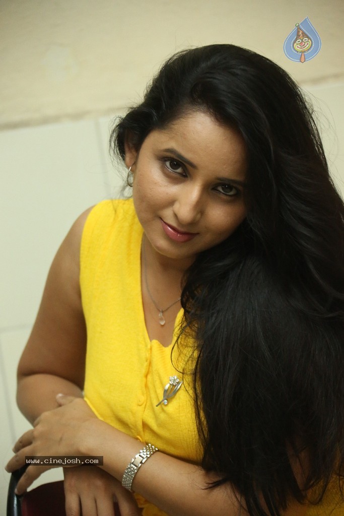 Ishika Singh Latest Pics - 102 / 118 photos