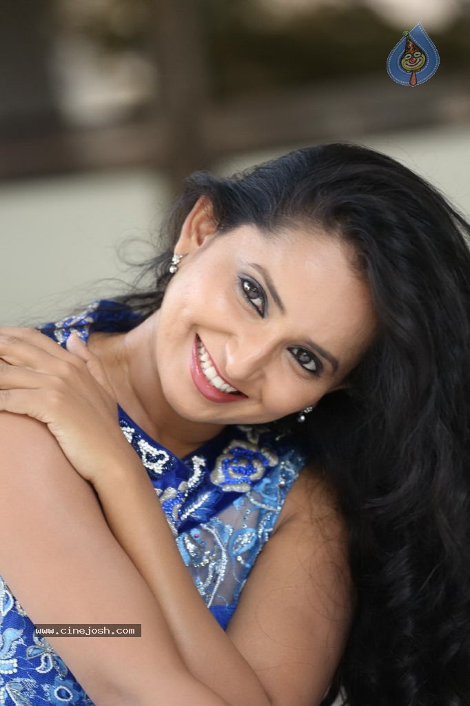 Ishika Singh New Gallery - 20 / 135 photos