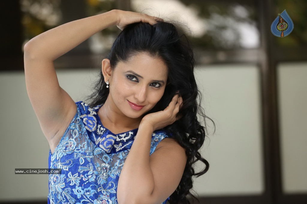 Ishika Singh New Gallery - 21 / 135 photos