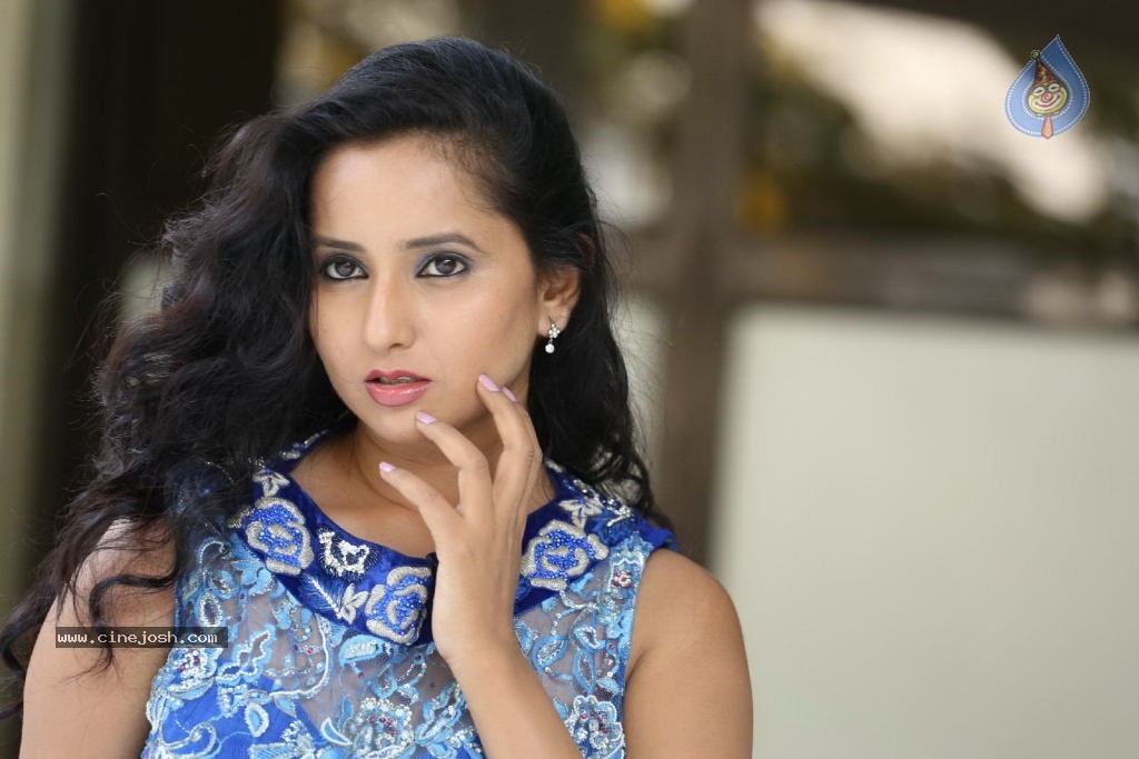 Ishika Singh New Gallery - 23 / 135 photos