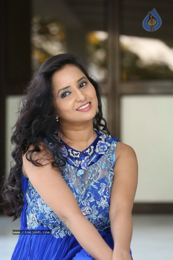 Ishika Singh New Gallery - 28 / 135 photos