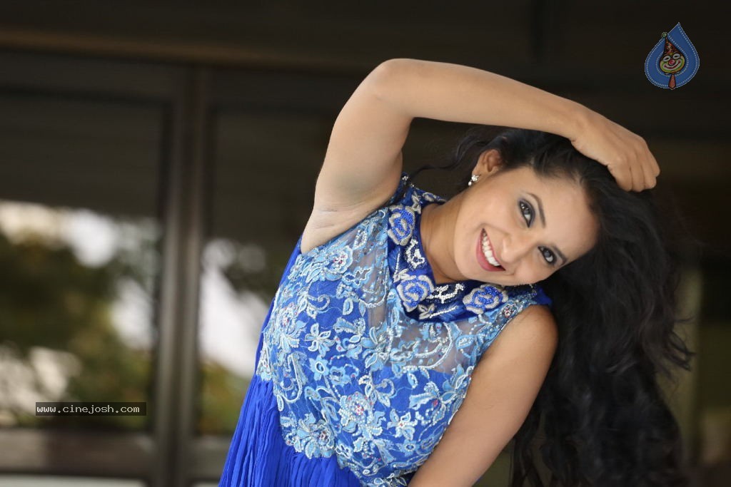 Ishika Singh New Gallery - 29 / 135 photos