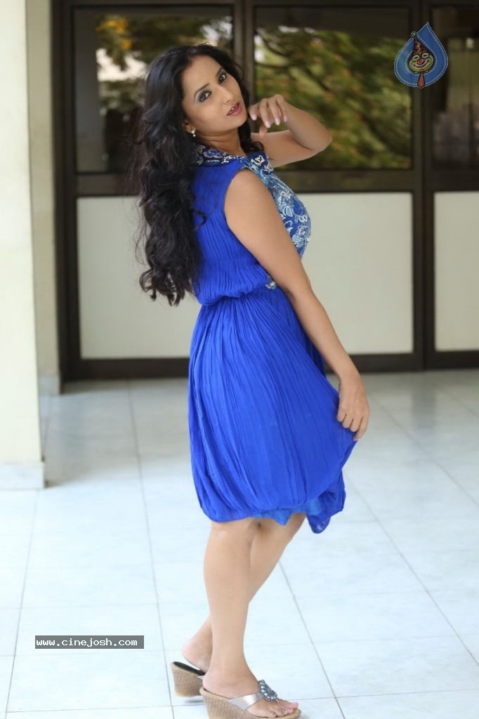 Ishika Singh New Gallery - 35 / 135 photos