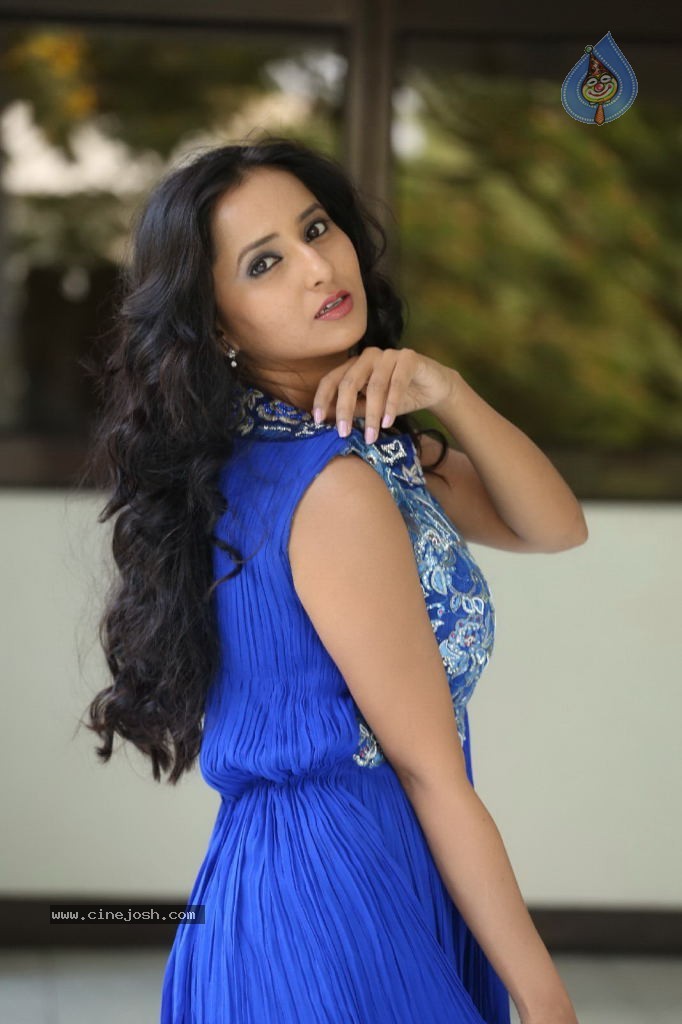 Ishika Singh New Gallery - 39 / 135 photos