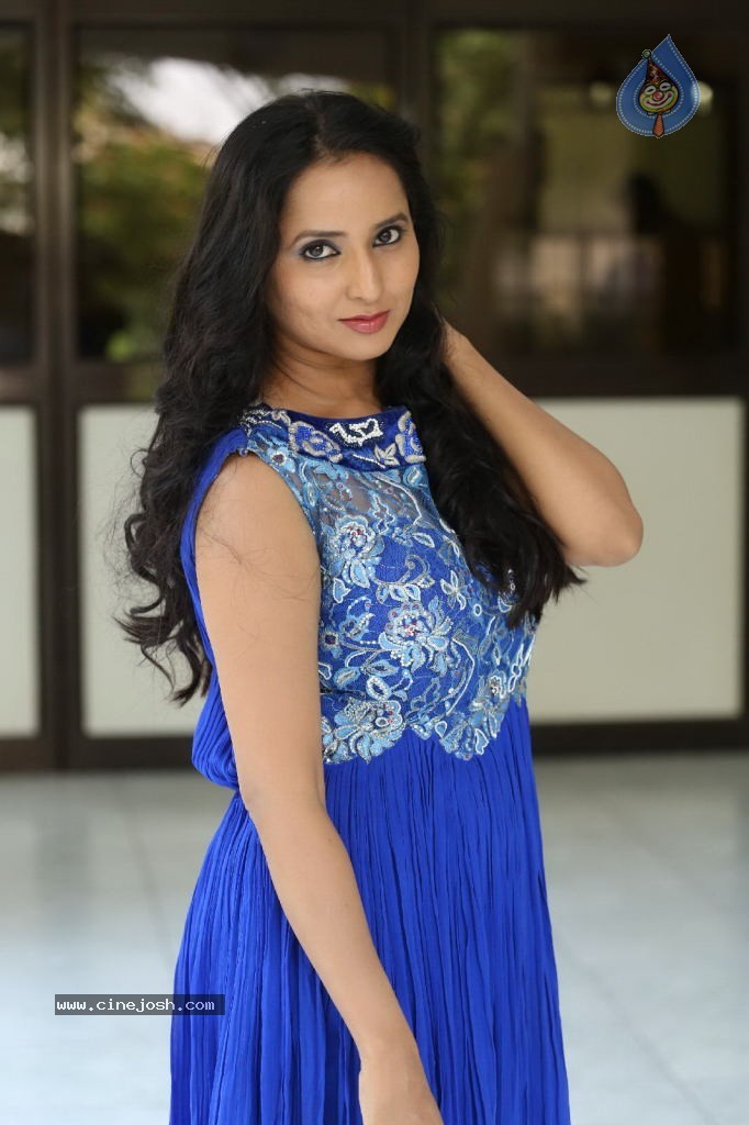 Ishika Singh New Gallery - 51 / 135 photos