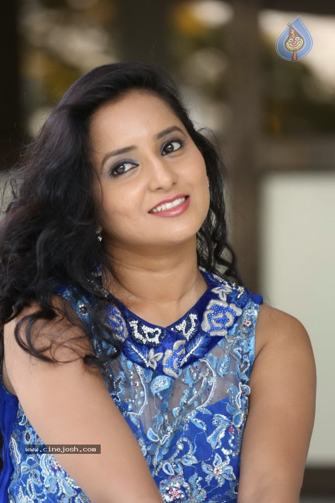 Ishika Singh New Gallery - 54 / 135 photos