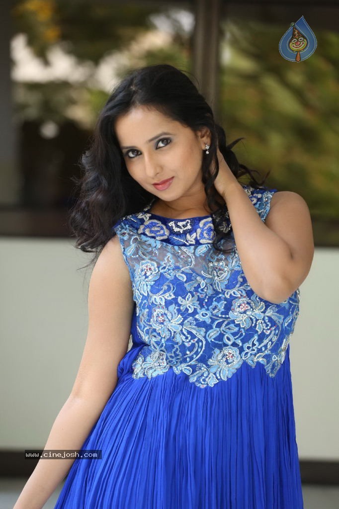 Ishika Singh New Gallery - 60 / 135 photos