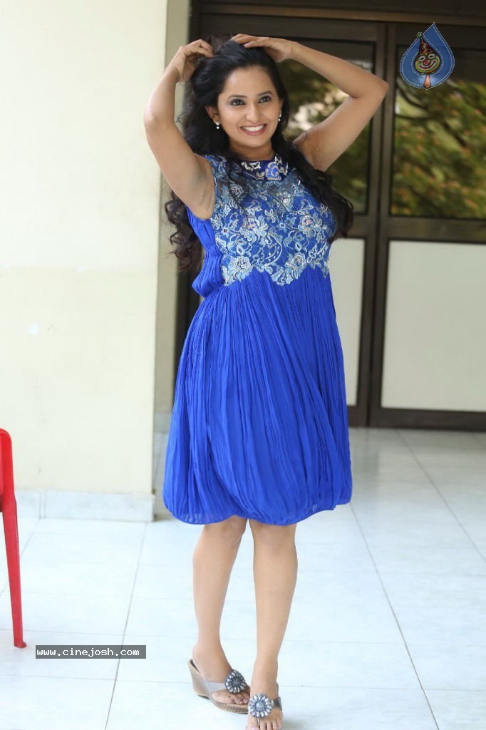 Ishika Singh New Gallery - 79 / 135 photos