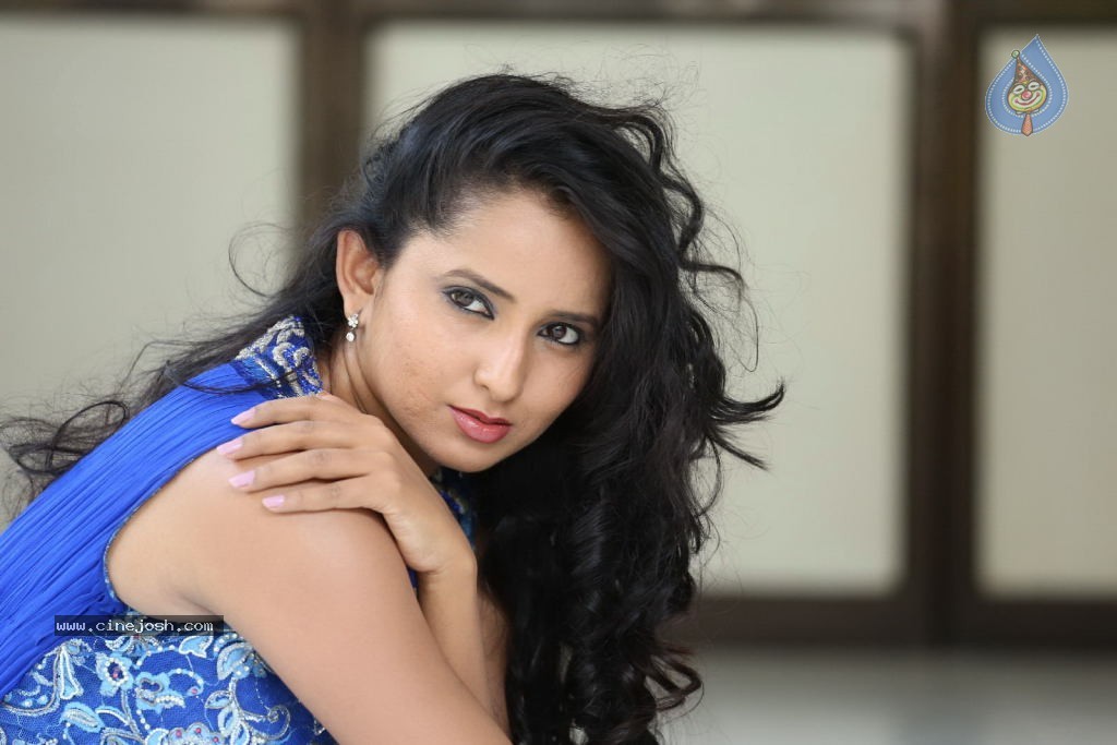 Ishika Singh New Gallery - 83 / 135 photos