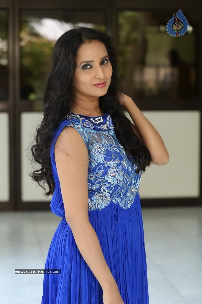 Ishika Singh New Gallery - 85 / 135 photos