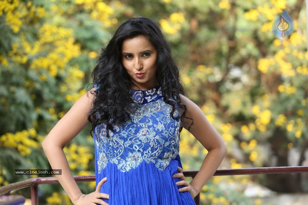 Ishika Singh New Gallery - 97 / 135 photos