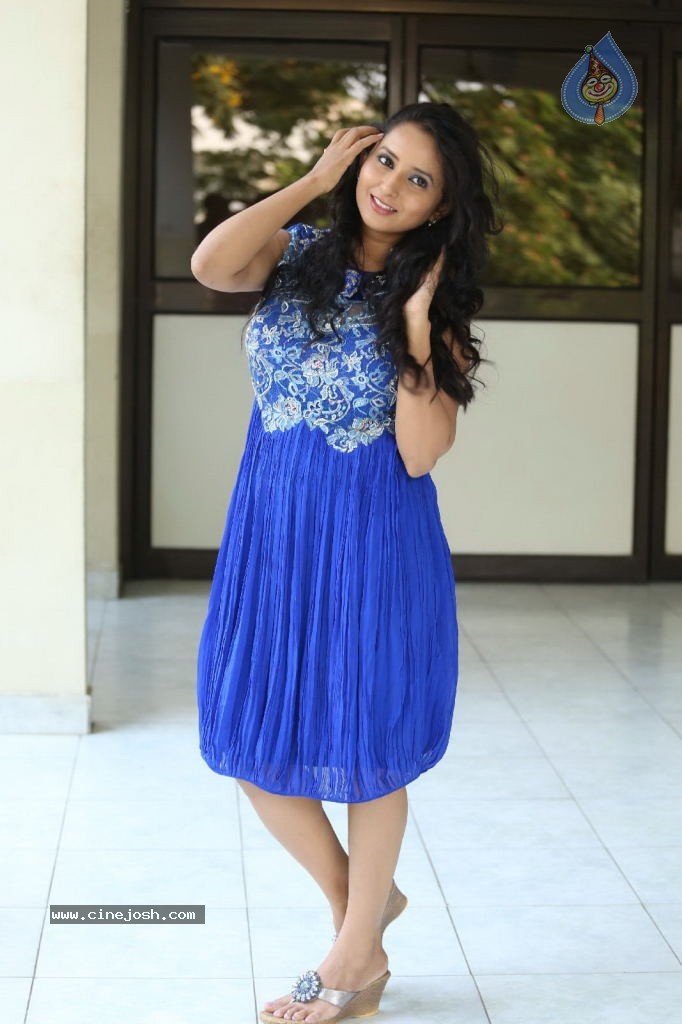 Ishika Singh New Gallery - 99 / 135 photos
