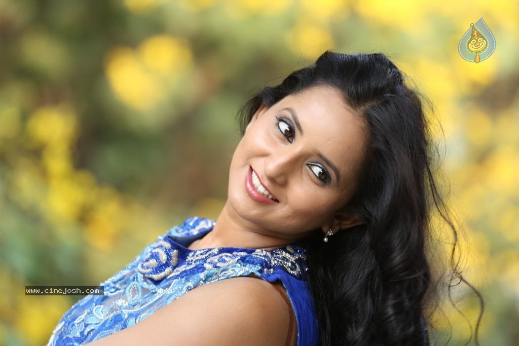 Ishika Singh New Gallery - 104 / 135 photos