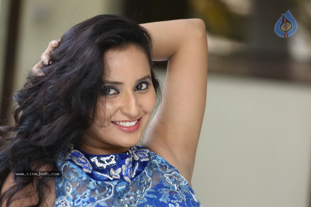 Ishika Singh New Gallery - 107 / 135 photos