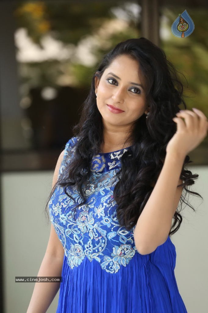 Ishika Singh New Gallery - 110 / 135 photos