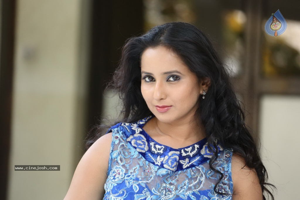 Ishika Singh New Gallery - 114 / 135 photos