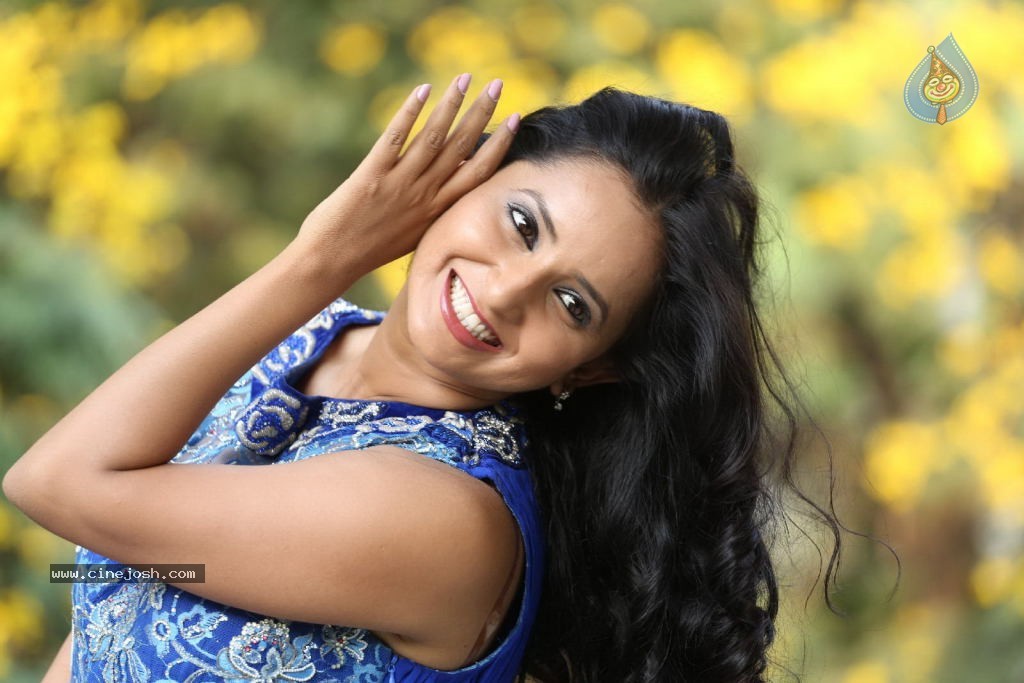 Ishika Singh New Gallery - 120 / 135 photos