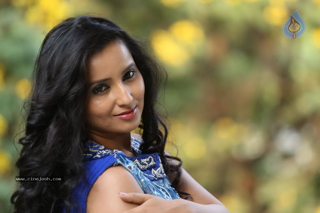 Ishika Singh New Gallery - 125 / 135 photos