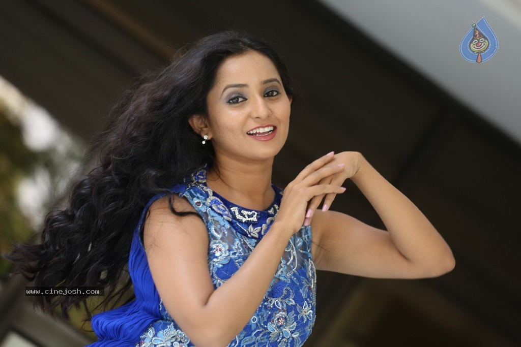Ishika Singh New Gallery - 133 / 135 photos