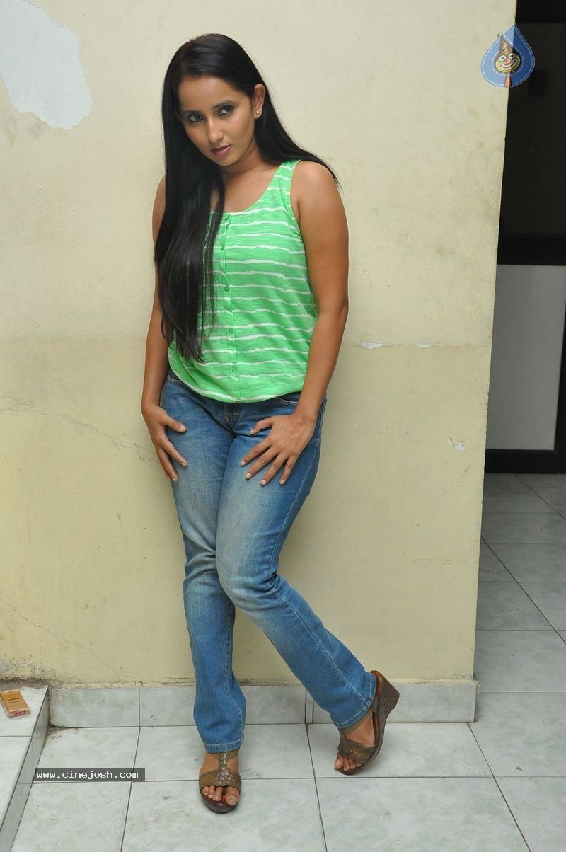 Ishika Singh New Photos - 31 / 34 photos